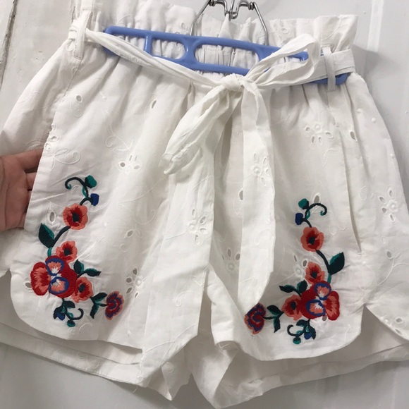 Express Extreme High Rise shorts - Picture 2 of 4